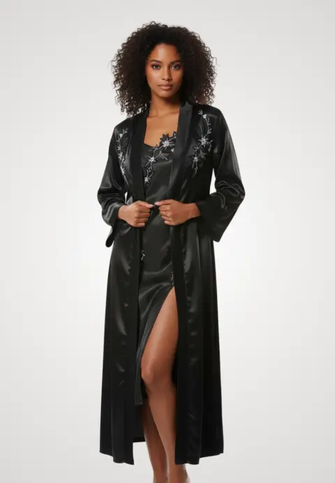 Set 2 piese, halat și cămașă de noapte satinat – negru cu broderie florală