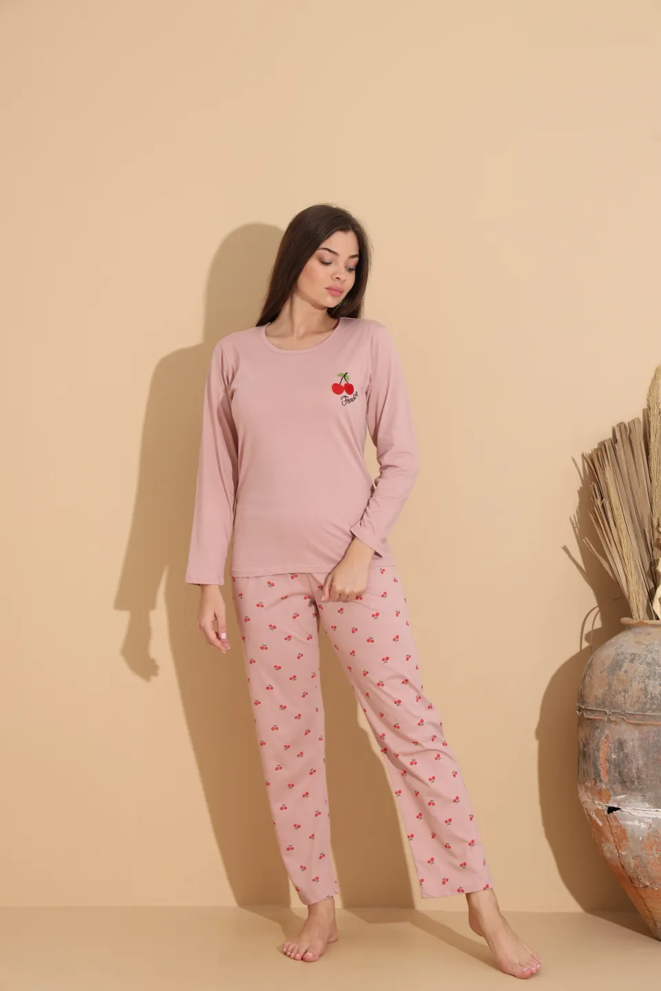 Pijama damă roz pal cu imprimeu cireșe și freedom cu pantaloni lungi cu cirese – 100% bumbac