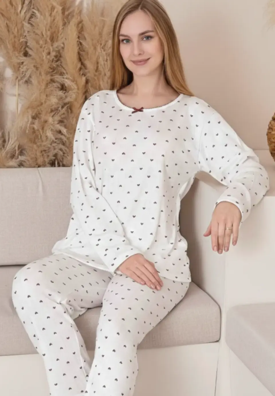 Pijama damă albă cu inimioare bordo, bluză cu mânecă lungă și fundiță