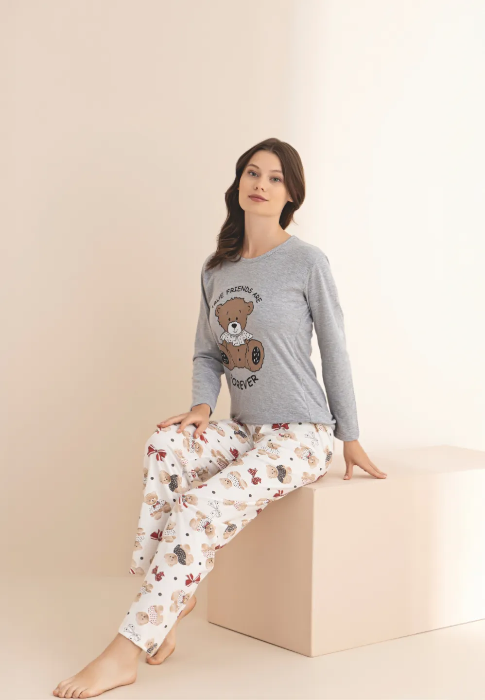 Pijama damă gri cu mânecă lungă și pantaloni lungi, imprimeu cu ursuleț și text „True Friends Are Forever”