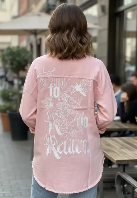 Cămașă denim damă roz cu capse și imprimeu „It’s Only an Ilusion”