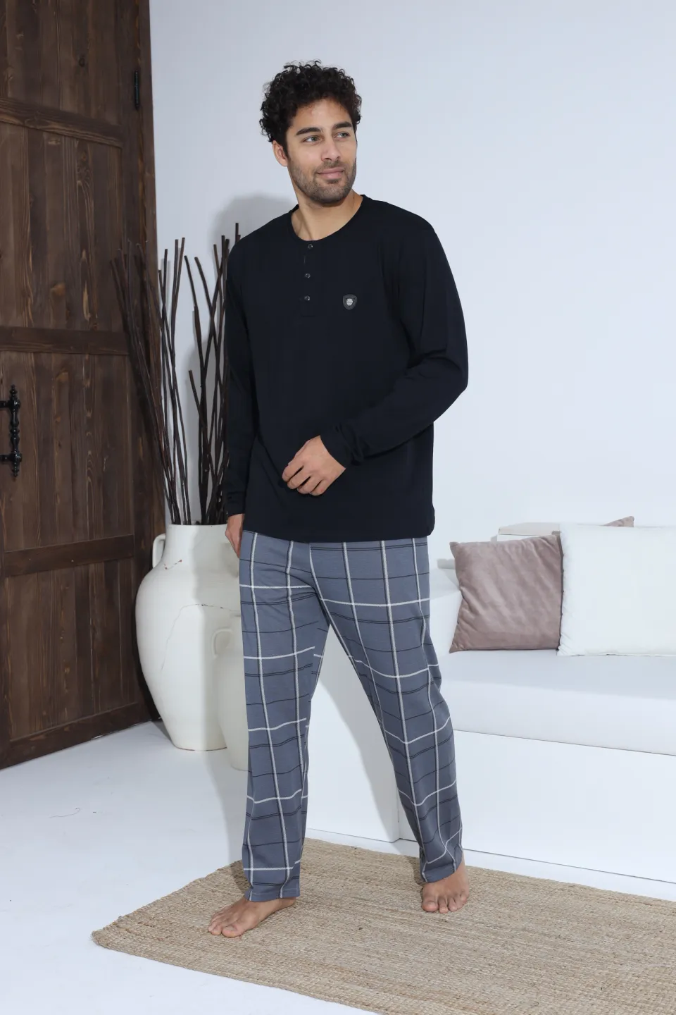 Pijamale bărbați – bluză neagră cu nasturi și ecuson, pantaloni gri în carouri, 100% bumbac